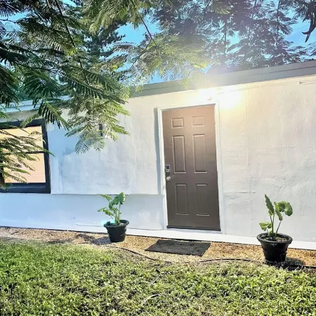 Chic studio A/C and WiFi in delightful Pompano Beach only 3 miles to the beach