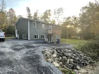 Modern 4 bedroom, 2 living room overlooking creek Hôtels à : Comté de Carleton