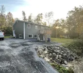Modern 4 bedroom, 2 living room overlooking creek