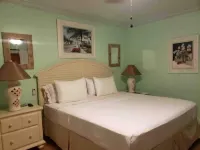 Henry Louise & The Parrot Hotel a 