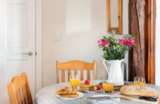 2 Bed Cottage, Log Burner. Pet Friendly - 5 Mins to Nearest Beach.