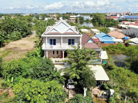 Realkhom Homestay Отели рядом с достопримечательностью «Лолей»