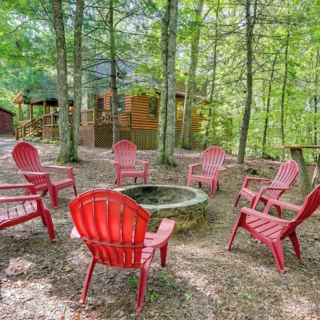 Pet-Friendly Cabin w/ Hot Tub in Mineral Bluff!