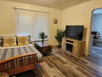 Cozy 1-bedroom apartment with AC, WiFi in serene Metaline Falls Hotele w: Pend Oreille County