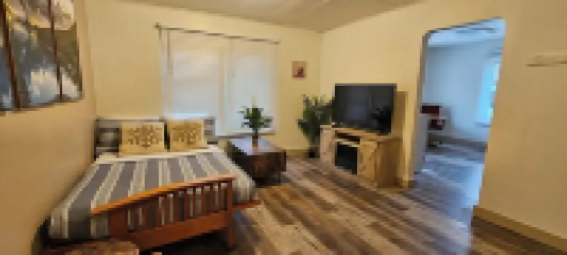 Cozy 1-bedroom apartment with AC, WiFi in serene Metaline Falls