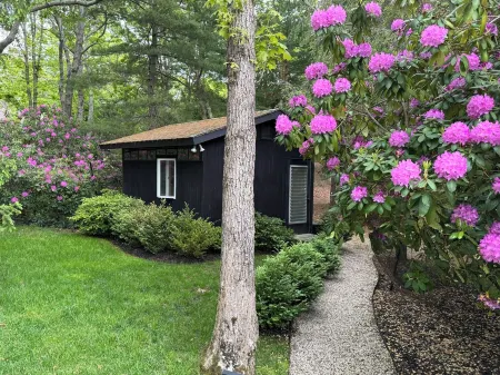 Perfect Mid-Century Private Waterfront East Hampton Retreat!