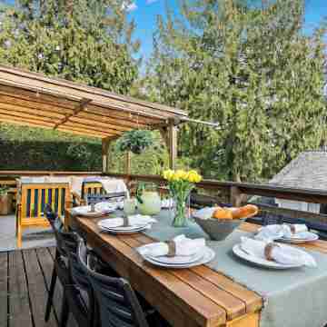 Queen of Seattle Dining/Meeting Rooms