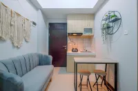 Comfort 1Br At Royal Heights Apartment