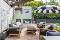 수영장과 온수 욕조가 있는 게이트 홈