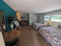 Pinewood Inn - Motels