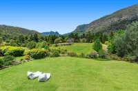 Private Luxury Home in the Mountains with Spa, Sauna and Flowing Creek Hotels in Lamington