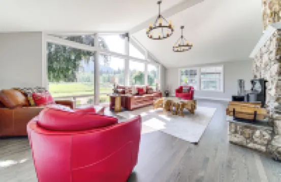 Private Pond & Indoor Pool: Grand Arlington Villa! Hotel di 