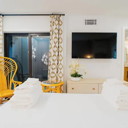 Coastal Chic 1BR Retreat – Walk to Jupiter Beach!