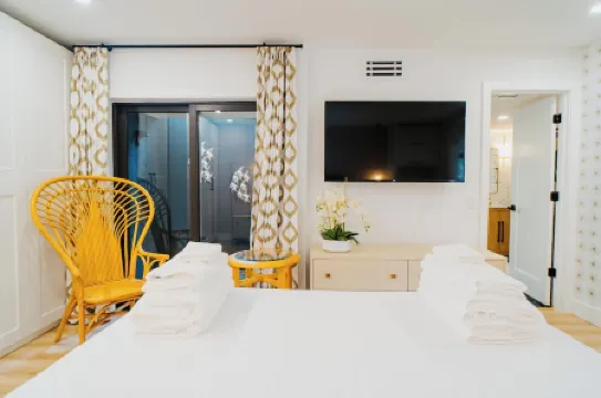 Coastal Chic 1BR Retreat – Walk to Jupiter Beach!