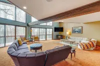 Eclectic Hubertus Home w/ Game Room & Fire Pit! - โฮมสเตย์