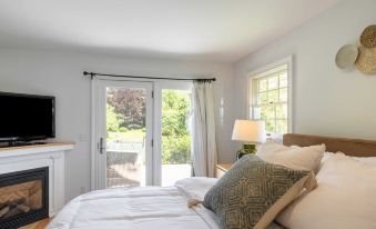 Heated Pool, Driftwood Cottage by RoveTravel