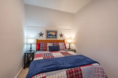 1 BR / 1 BA - Walk to the park, restaurants, breweries & shops in town! Hotels near Martha Mae’s Emporium