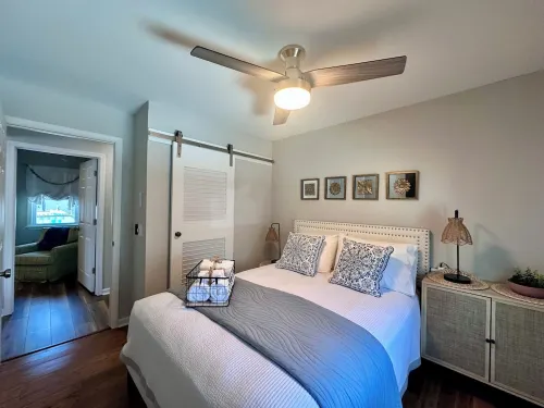 All Spruced Up Cottage, 1 block to beach, outside oasis, pet friendly, WiFi Hotels in Villas