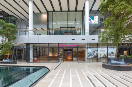 Crowne Plaza Utrecht - Central Station Отели рядом с достопримечательностью «Nijntje Museum»