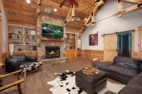 Hot Tub and Pool Table - Stunning Mountain Retreat