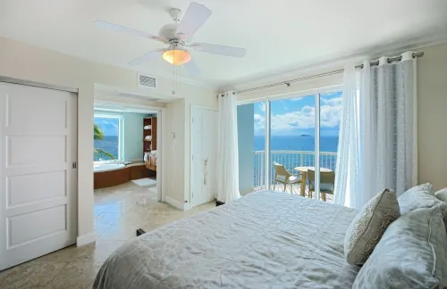 Newly Renovated Luxury Ocean Front Condo* Stunning Lighthouse Escape!