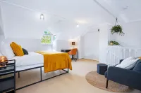 Modern terrace, top location, city views Hotels in Glebe