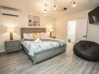 BRAND NEW, COVERED Heated Pool, Baja Ledge, Hot Tub, Large home PS5, WIFI, AC Hotels in Apollo Beach