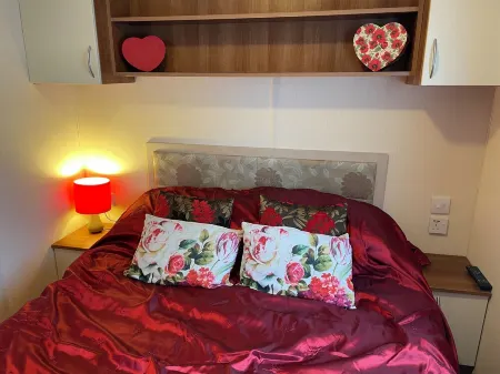 Poppy, dog-friendly caravan with panoramic sea views on Rockley Park Poole wi-fi Отели в г. Пул