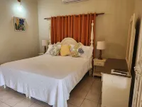 Green Creek Oasis 5-bed, sleep 12, Villa with AC, WiFi, Pool and Beach
