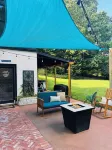 Luxury cottage with hot tub, game and movie room, coffee bar, King bed & robes!