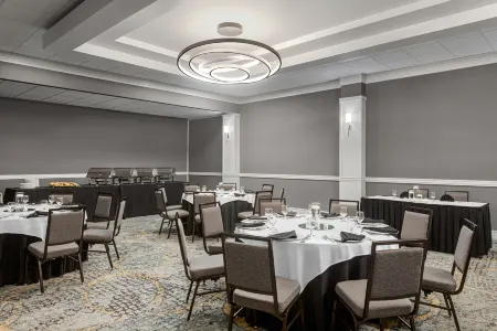 Doubletree by Hilton Fort Myers at Bell Tower Shops Отели в г. Форт Майерс