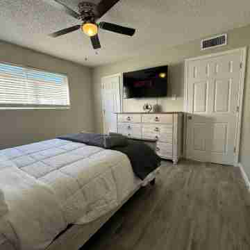 Glenmeadow Retreat 2BR Sleeps 6! Rooms