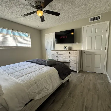 Glenmeadow Retreat 2BR Sleeps 6!