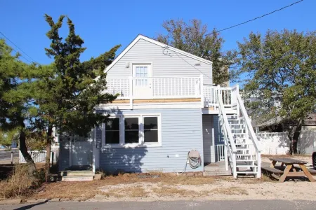 Cute & Cozy 5 Bedroom 2 & one half Bath Blue Cape Home North Beach Haven LBI Отели рядом с достопримечательностью «Бичфронт»