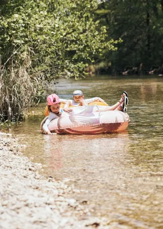 Waterfront on the Frio River, Cozy Cabin, Prime Stargazing Отели рядом с достопримечательностью «Парк штата Гарнер»