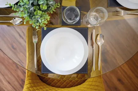 Brooklands home | 12 min to Airport | Free parking | Private garden Отели рядом с достопримечательностью «Парк Сейл Уотер»