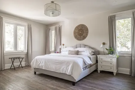 Luxury 2000 sq ft suite in Mini Mansion steps to Locke St. shops & restaurants. Отели рядом с достопримечательностью «McMaster University Centre for Continuing Education»