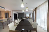 4-bedroom Villa in Budva w/ Private Pool & Sauna Hotel a 