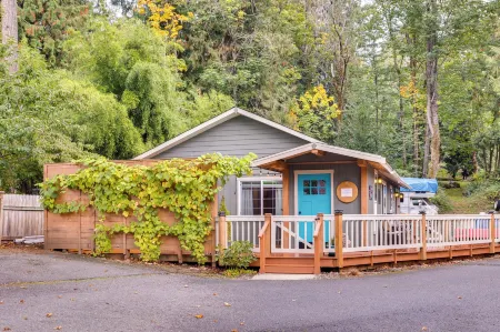 Peaceful Renton Retreat w/ Hot Tub Access!