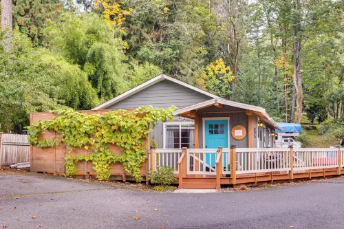 Peaceful Renton Retreat w/ Hot Tub Access!