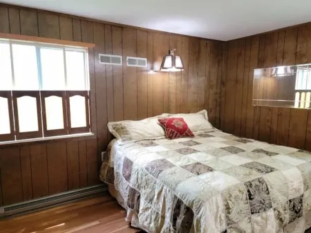 West Bay House Private Frontage in Traverse City Отели рядом с достопримечательностью «Деянг Нэчурал Арея»