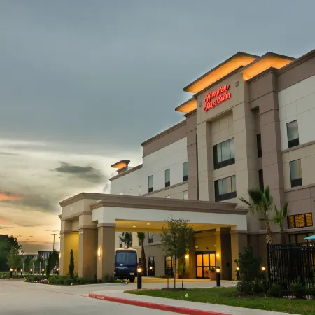Hampton Inn & Suites Houston North IAH Отели рядом с достопримечательностью «Торговый центр Greenspoint»