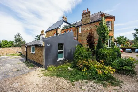 Cosy Cottage in the Heart of Bromley
