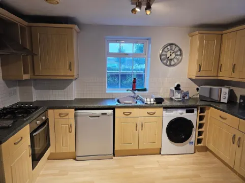 Charming 2-bedroom apartment in Quedgeley with WiFi access