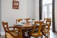 Lovely house close to restaurants and shops. 7 minutes from Manchester Airport. Hotels in Cheadle