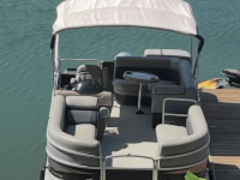 Charming 3-bedroom Lakehouse . Boat Slip,  Pontoon option .3 Golf courses nearby Hotels in Grainger County