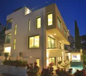 Award Winning Panoramic 4-bed/bath villa 100 m. from beach, pool, jacuzzi, sauna