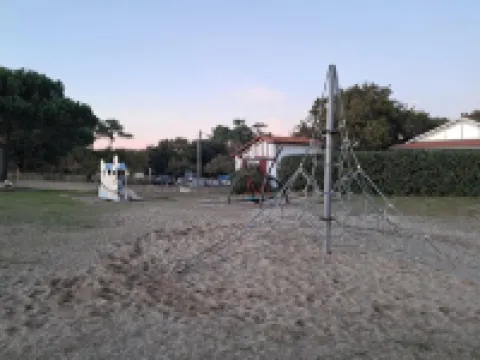 Family house, near Mauret beach with garden, sleeps 6 昂代諾萊班酒店