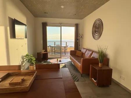 2-person apartment with panoramic sea view over the Gulf of Ajaccio Отели в г. Альбитречча