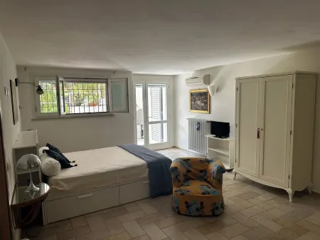 Spacious 4-bedroom apartment with WiFi, AC in Seravezza Отели в г. Серавецца